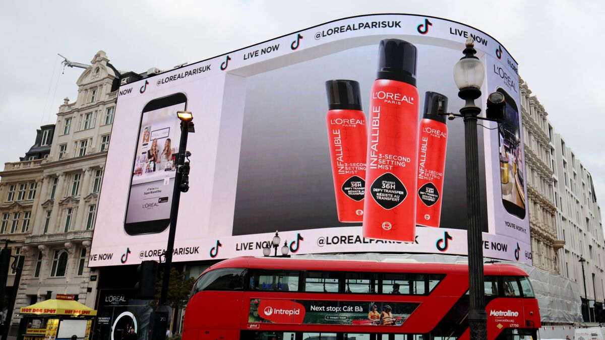 Piccadilly Lights Screen